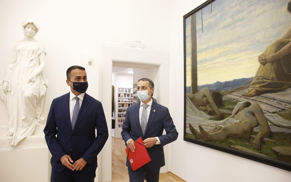 Le conseiller fédéral Cassis et le ministre italien des affaires étrangères Di Maio au musée Vincenzo Vela à Ligornetto.