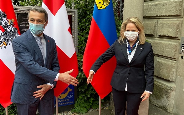 Shaking hands with distance: Federal Councillor Ignazio Cassis welcomes the Foreign Minister of the Principality of Liechtenstein, Katrin Eggenberger. 