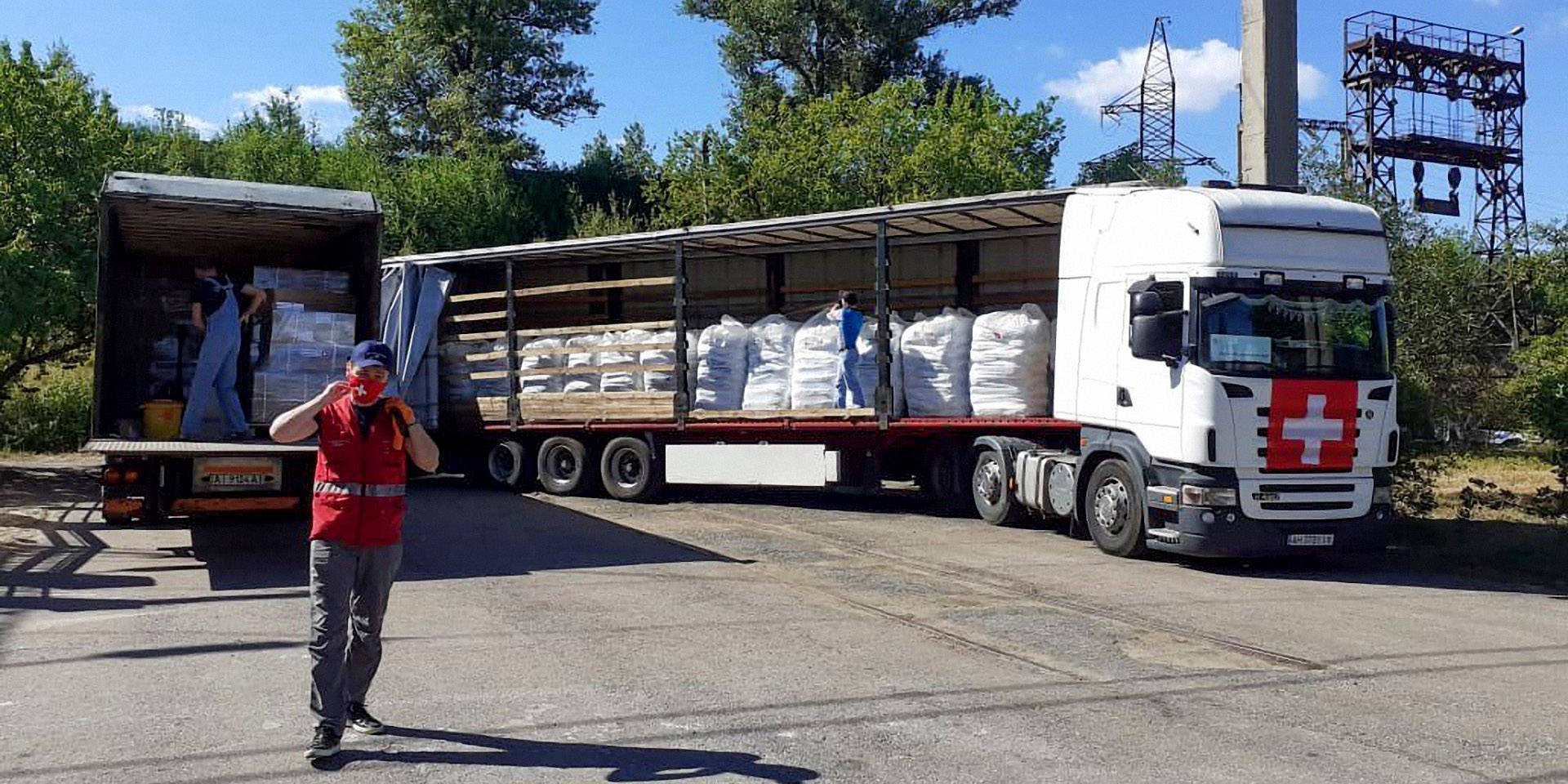  I logistici dell'aiuto umanitario svizzero caricano i soccorsi su un camion. 