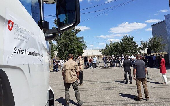  Remise officielle du matériel de secours avec la Présidente de la Confédération Sommaruga et le président ukrainien Zelensky. 