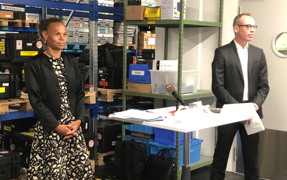 SDC Director Patricia Danzi at a media conference in the humanitarian aid storehouse.