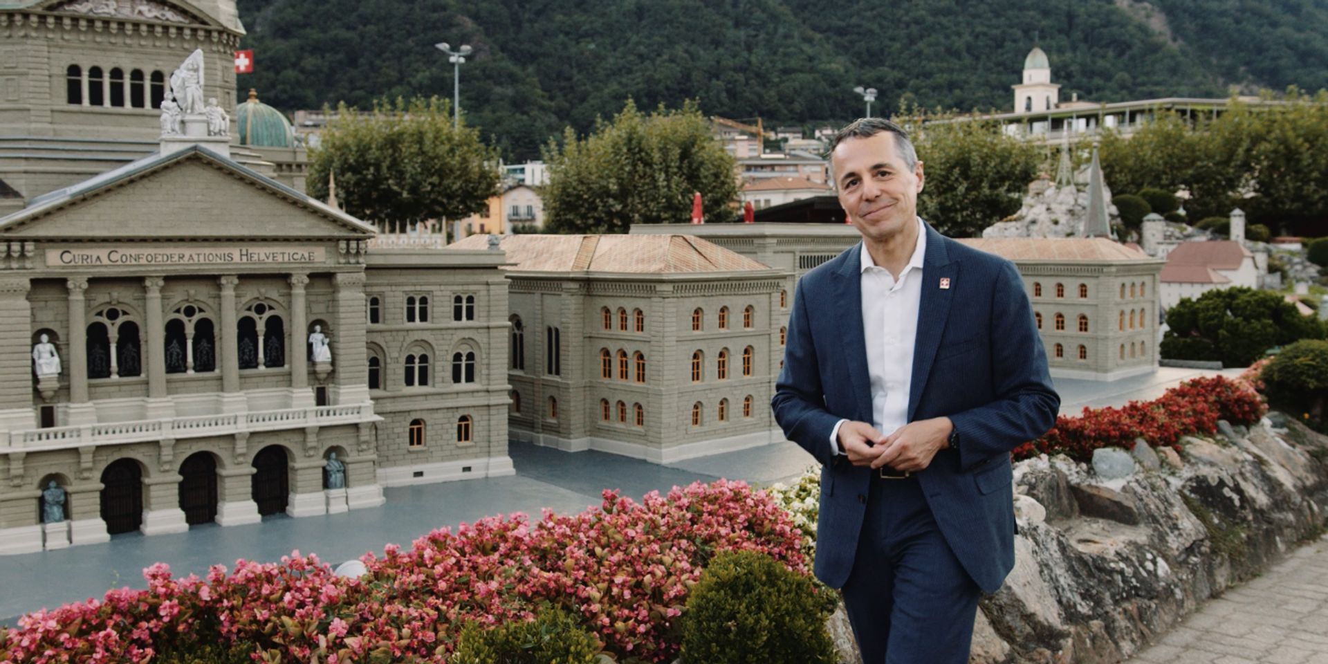 Bundesrat Ignazio Cassis steht vor dem Bundeshaus im Swissminiatur in Melide.
