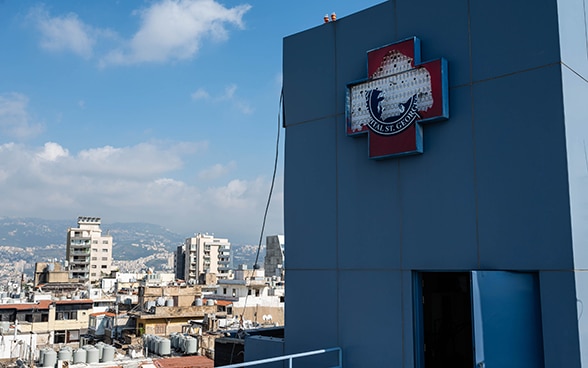 La façade de l'hôpital Saint-Georges à Beyrouth endommagée par l'explosion. 