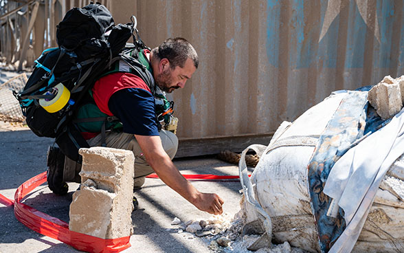 Un esperto dell’Aiuto umanitario della Confederazione preleva alcuni campioni dagli spazi demoliti del porto di Beirut. 