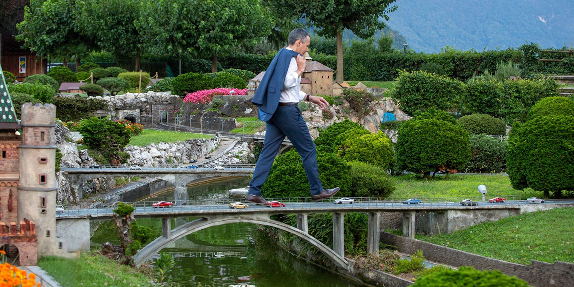  Il consigliere federale Ignazio Cassis mentre attraversa un viadotto autostradale nella Svizzera in miniatura.