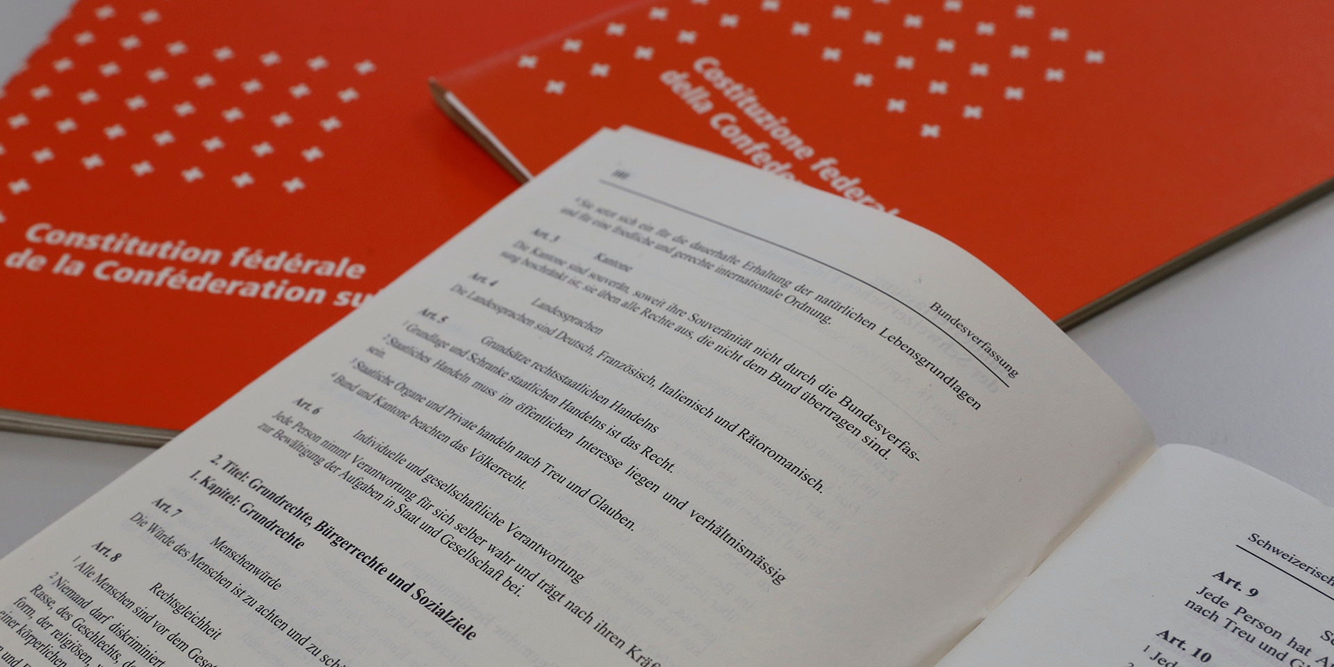 Ein Ausschnitt aus der Bundesverfassung zeigt Artikel 4, der folgendermassen lautet: «Die Landessprachen sind Deutsch, Französisch, Italienisch und Rätoromanisch.»