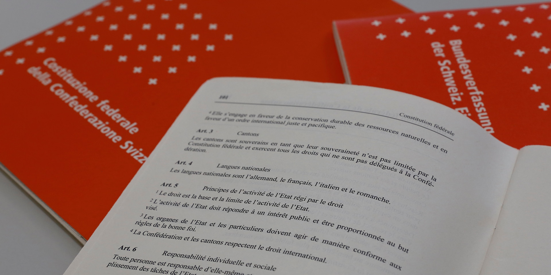 Dans cet extrait de la Constitution fédérale figure l’art. 4, qui est libellé en ces termes: «Les langues nationales sont l’allemand, le français, l’italien et le romanche».