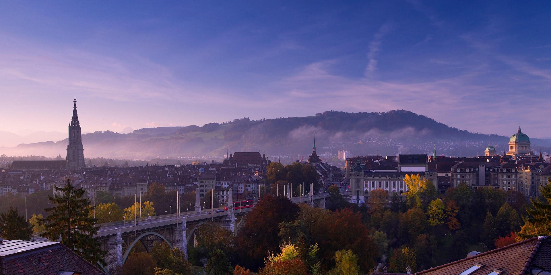 Blick auf das Münster und die Altstadt von Bern.
