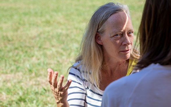 Ellen Milnes, in primo piano, risponde alle domande durante l’intervista.