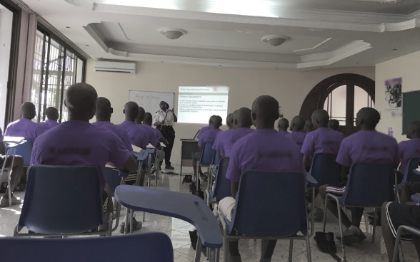 Durante un seminario, un’istruttrice sensibilizza il personale di un’impresa di sicurezza privata al rispetto delle regole sull’uso della forza.