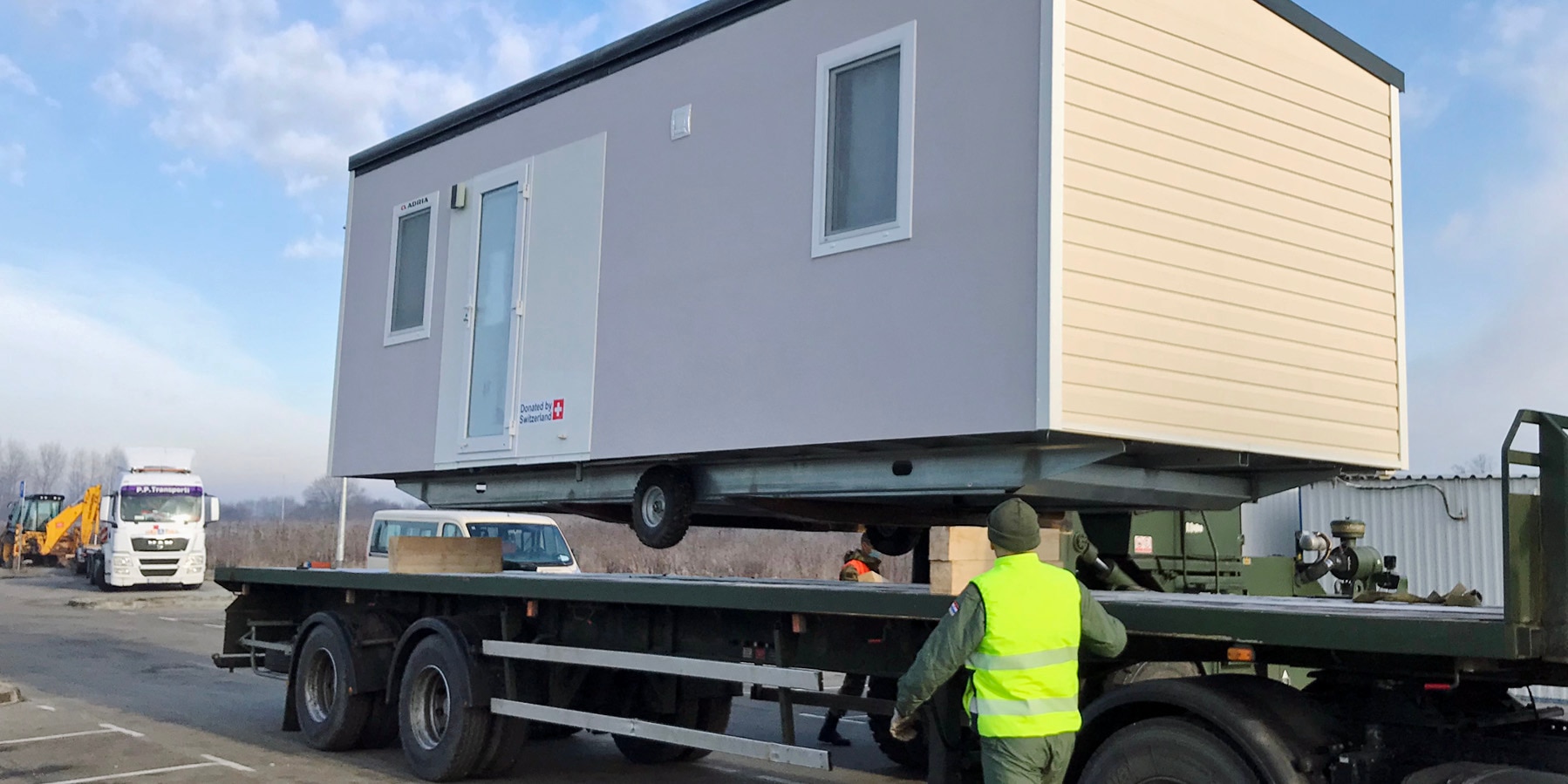 Une unité de maison mobile est transportée par camion.