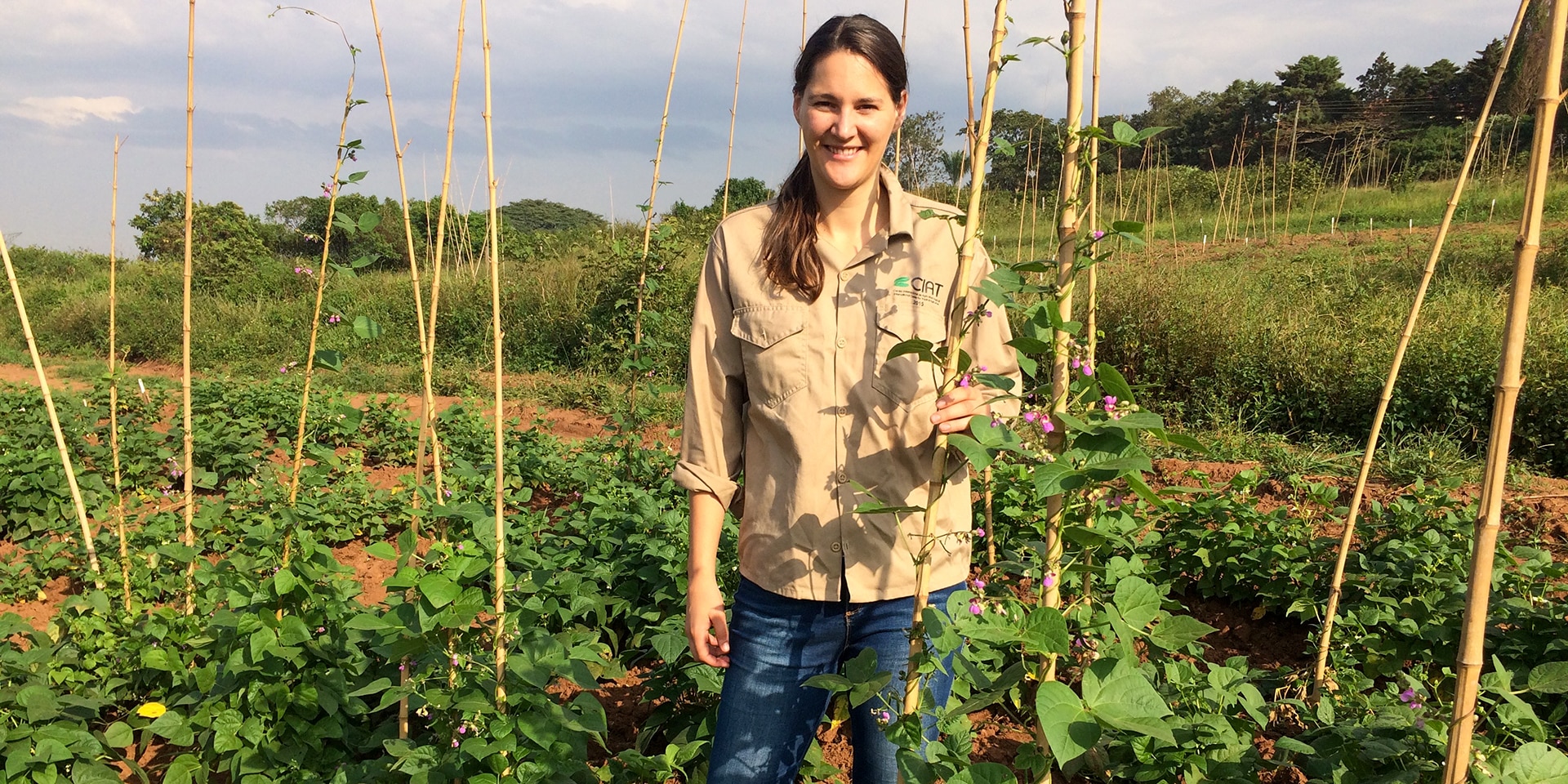 Michelle Nay en un campo de frijoles en Colombia. 