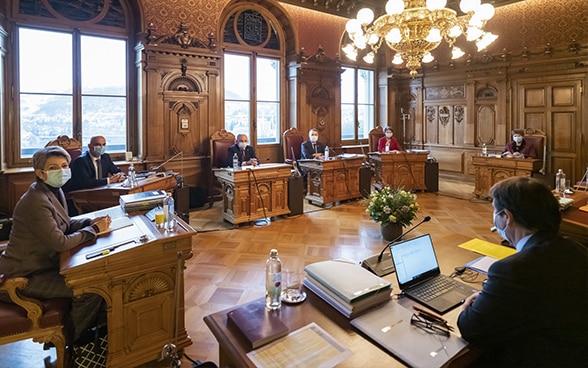 The government convenes in the Federal Council Chamber. 