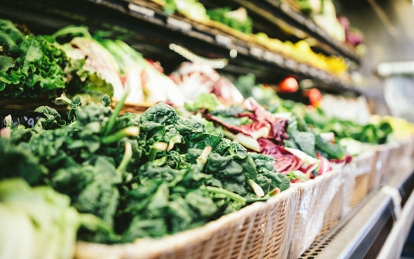 Vista del reparto dedicato alla frutta e verdura di un supermercato.