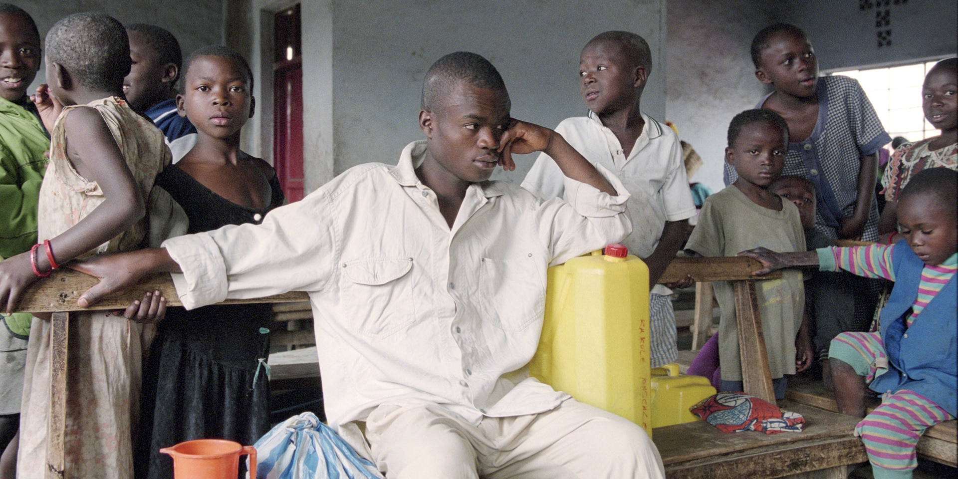 Des jeunes et des enfants congolais attendent dans une église.