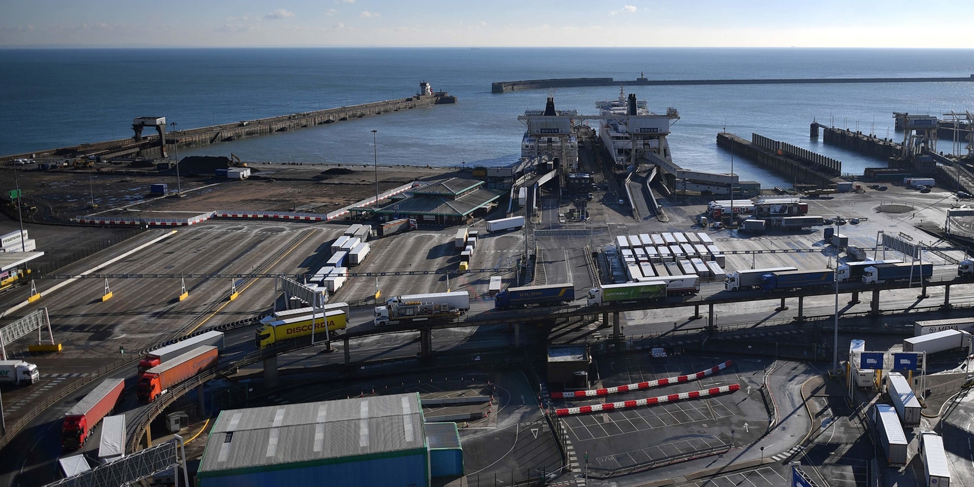 Les camions circulent en rang par deux sur une rampe d'accès du ferry à la zone portuaire.