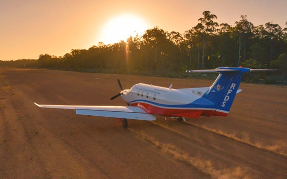 Eine PC 12 des RFDS auf einer Sandpiste im Outback