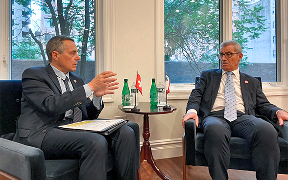 Federal Councillor Cassis in conversation with Evarist Bartolo, Minister for Foreign and European Affairs of Malta.