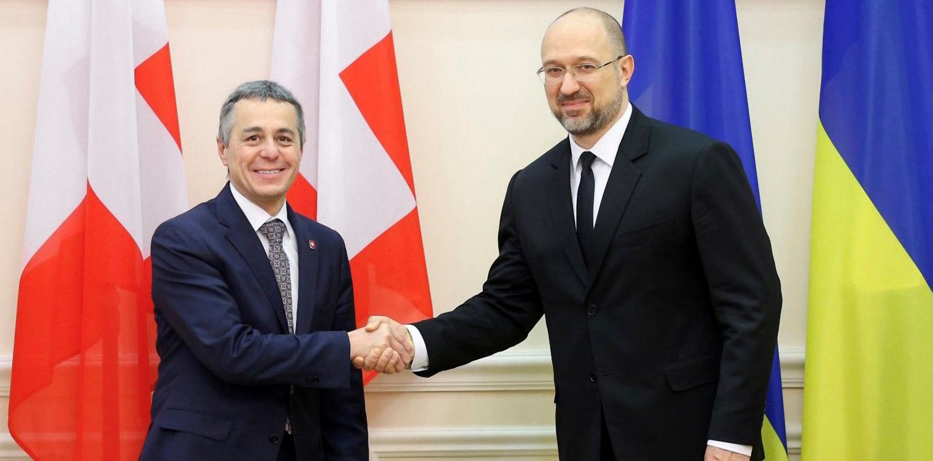 Le conseiller fédéral Cassis et le premier ministre ukrainien Denys Shmyhal se serrent la main. 