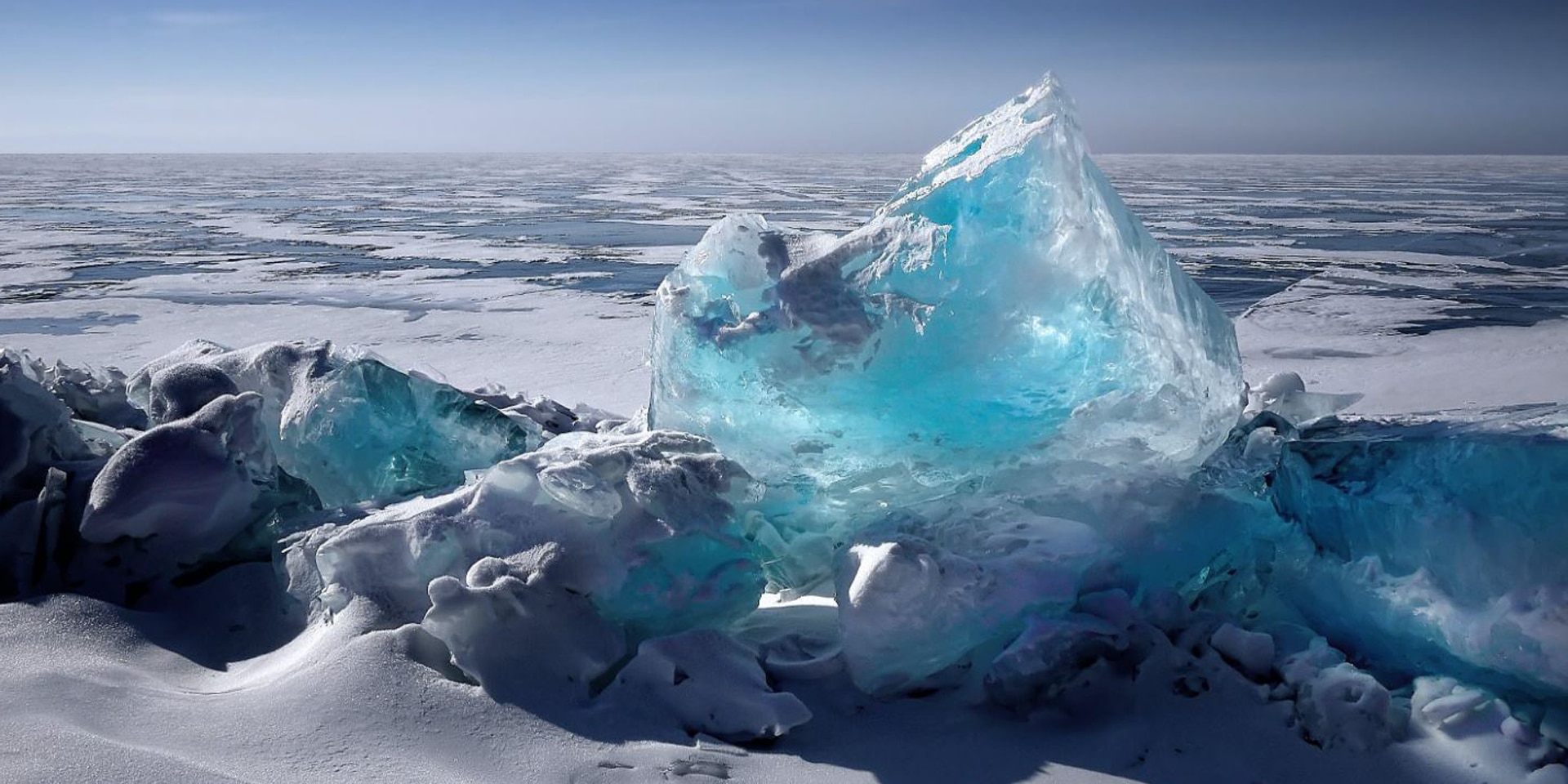 Un bloc de glace bleutée posé  la banquise