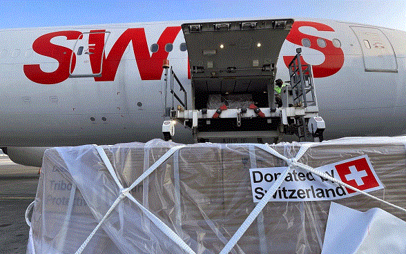 Ouverture de la soute de l’avion de la compagnie Swiss contenant du matériel de secours.
