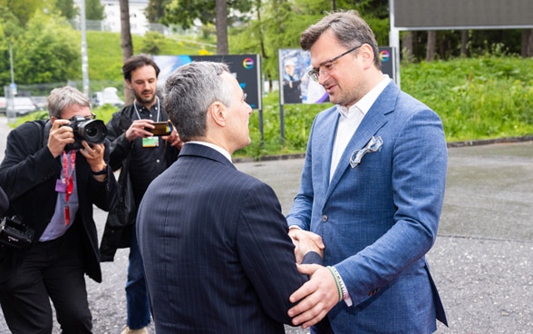 President Cassis and Foreign Minister Kuleba greet each other in front of the Congress Centre building in Davos.