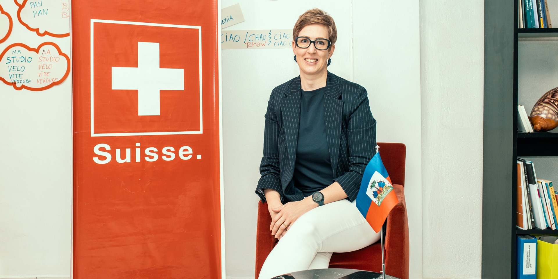 Ariela Kraska pose à côté du drapeau suisse.