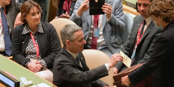 Le président de la Confédération Ignazio Cassis lors du dépôt de son bulletin de vote à l'Assemblée générale de l'ONU à New York.