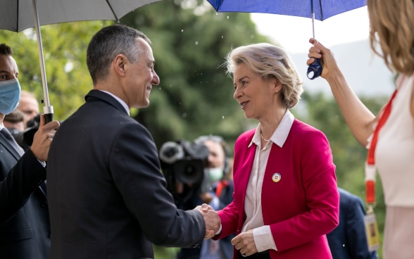 Ignazio Cassis shakes hands with Ursula von der Leyen.