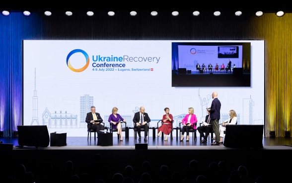 Da sinistra a destra: Matthias Cormann (OECD), Elizabeth Truss (UK), Denys Shmyhal (UA), Odile Renaud-Basso (EBRD), Teresa Czerwinska (EIB), Valdis Dombrovskis  (Commissione europea) and Anna Bjerde (Banca mondiale) intervengono durante la sessione plenaria della conferenza.