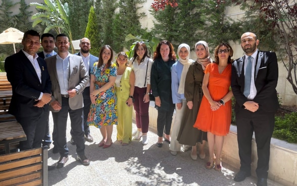 Gruppenfoto der jungen Teilnehmer des MEM Summit mit Botschafterin Tissafi.