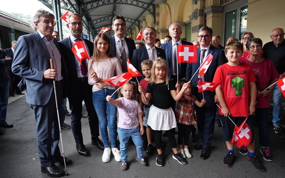 Le quai de la gare de Bellinzone est bondé de représentants des autorités et d'habitants qui accueillent chaleureusement le train spécial.