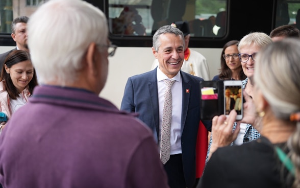 Ignazio e Paola Cassis con la popolazione sul binario di Biasca.