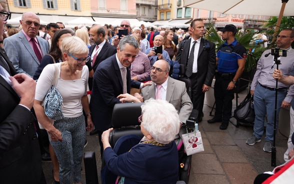 La population rassemblée sur la Piazza della Riforma à Lugano participe à la cérémonie officielle.