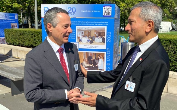 Bundespräsident Ignazio Cassis und der Aussenminister Singapurs Vivian Balakrishnan begrüssen sich.