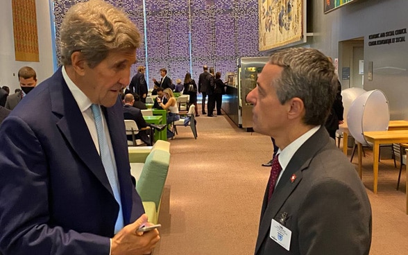 President Cassis in conversation with John Kerry, the United States Special Presidential Envoy for Climate, in New York.