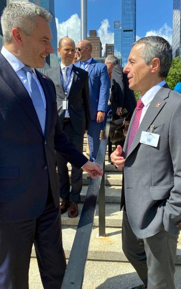 President Ignazio Cassis and Austrian Chancellor Karl Nehammer talk in New York.