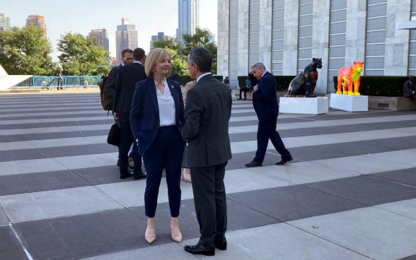 Il presidente della Confederazione Ignazio Cassis e la prima ministra del Regno Unito Liz Truss durante il loro incontro all’aria aperta a New York.