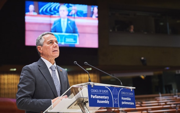 In piedi dietro un leggio, il presidente Ignazio Cassis si rivolge all'Assemblea parlamentare del Consiglio d'Europa.
