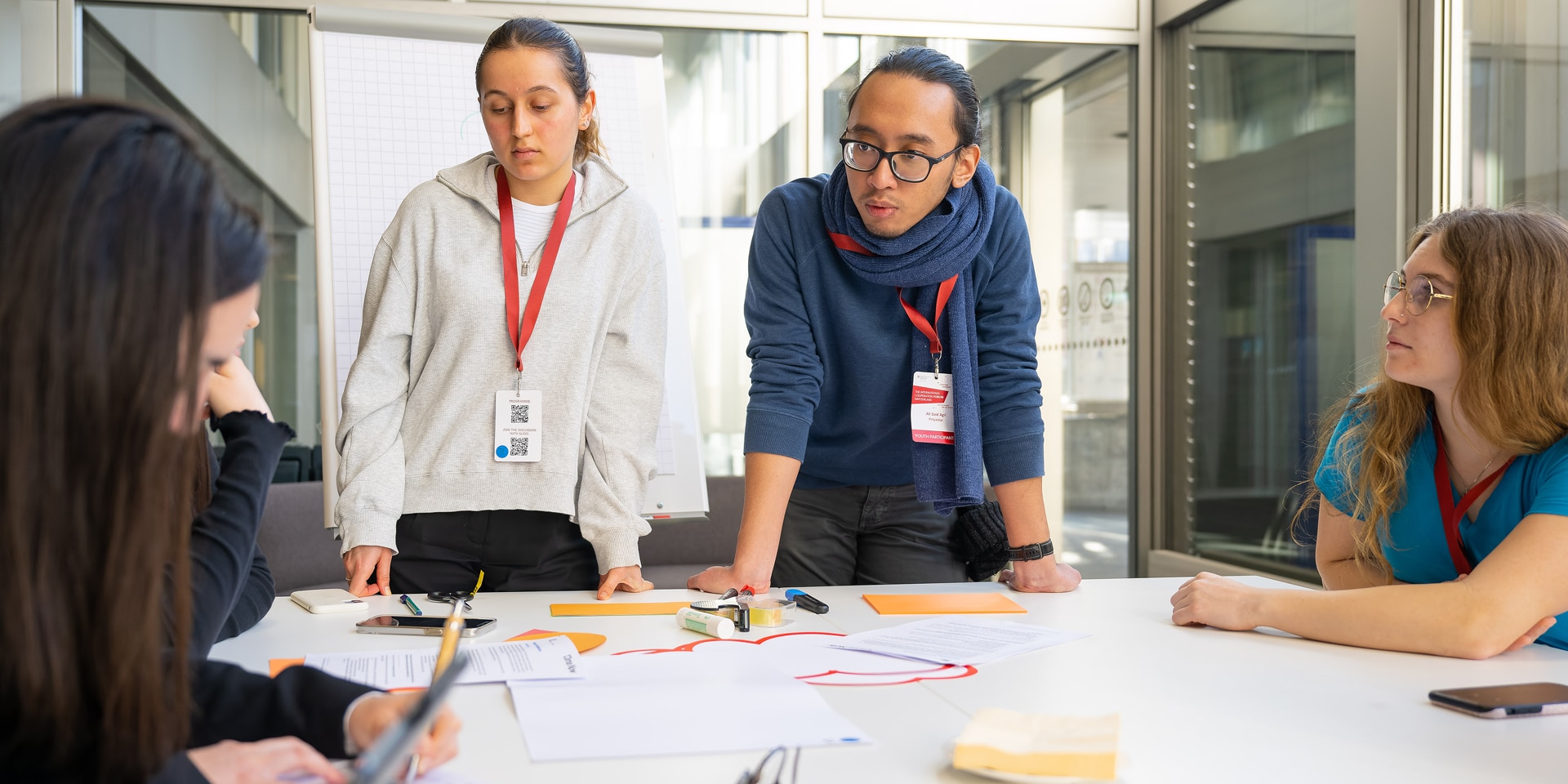  Un groupe de jeunes discutent dans une salle