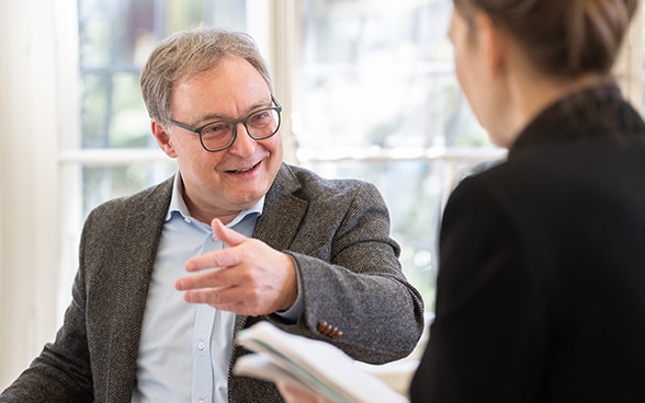 Sacha Zala, Leiter des Forschungszentrums Dodis - Diplomatische Dokumente der Schweiz, gibt mit einer Handbewegung Erklärungen ab.