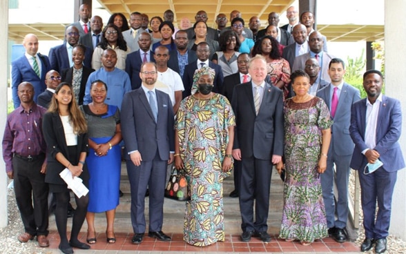 Photo de groupe des participants à l’atelier d’universalisation de la Convention sur les armes à sous-munitions à Abuja.