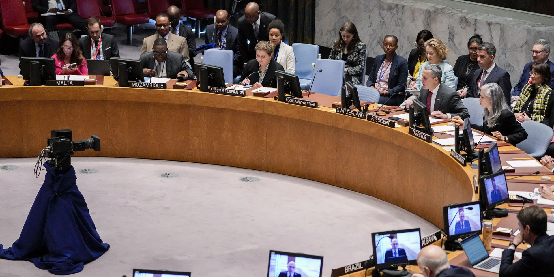 Men and women sit at the horseshoe-shaped table of the UN Security Council and listen to the remarks of Federal Councillor Ignazio Cassis.