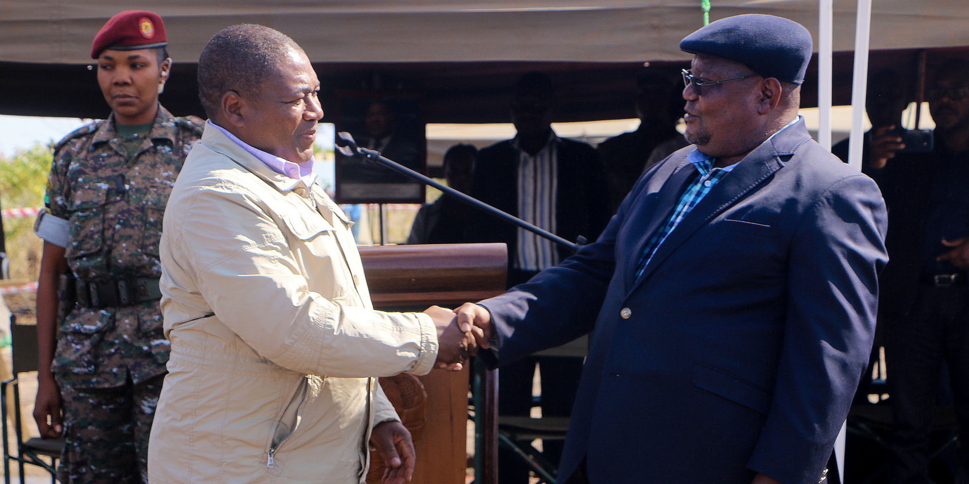 Il presidente del movimento RENAMO e il presidente del Mozambico si stringono la mano.