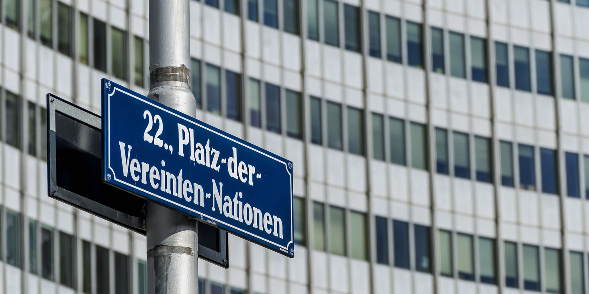 Una targa davanti all'edificio delle Nazioni Unite a Vienna recita "Piazza delle Nazioni Unite".