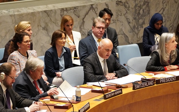 Il presidente della Confederazione Alain Berset parla seduto a un tavolo disposto a ferro di cavallo al Consiglio di sicurezza delle Nazioni Unite a New York.