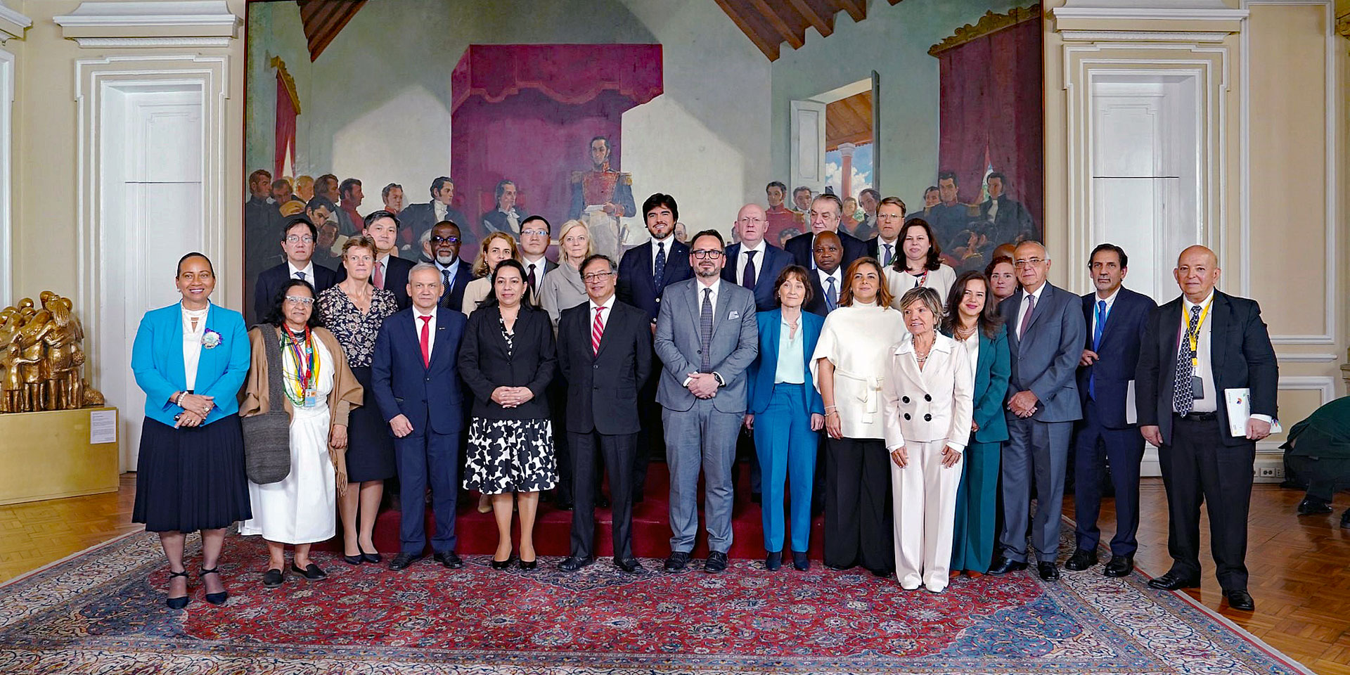 Les délégations des 15 États membres du Conseil de sécurité de l'ONU et le président colombien Gustavo Petro posent pour une photo de groupe.