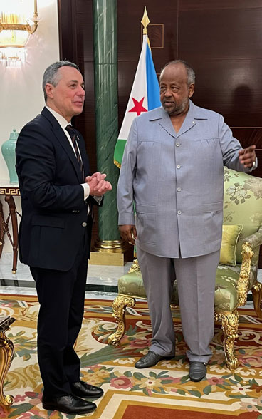 Ignazio Cassis et le président Ismaïl Omar Guelleh se tiennent debout l’un à côté de l’autre.