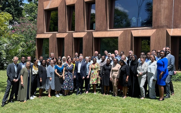 Ignazio Cassis mit Mitarbeitenden des EDA vor der Schweizer Botschaft in Nairobi.