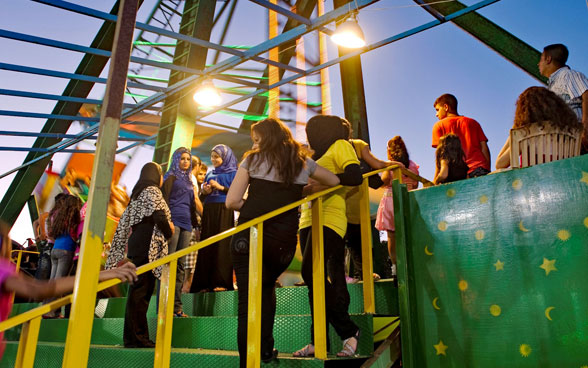 Des jeunes se tiennent sur un escalier.